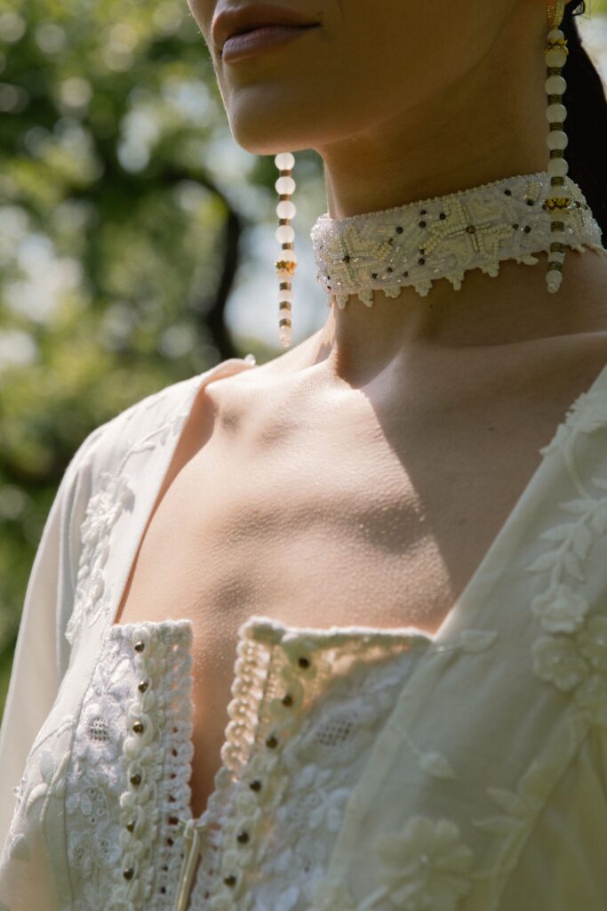 Сила приналежності, впізнавана українськість та актуальна сучасність. Khrystyna Rachytska презентує колекцію «‎Укорінення»