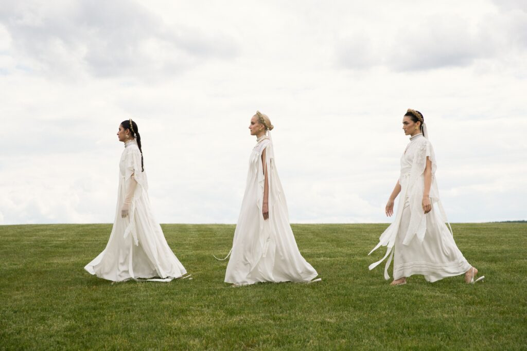 Сила приналежності, впізнавана українськість та актуальна сучасність. Khrystyna Rachytska презентує колекцію «‎Укорінення»