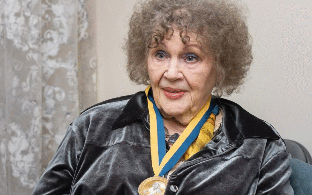Ліна Костенко отримала медаль імені Митрополита Андрея Шептицького