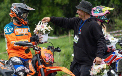 «Які ж вони спортсмени — вони дівчата». На чемпіонаті України з кантрі-кросу учасниць класу Girls облили шампанським і подарували квіти, залишивши без медалей