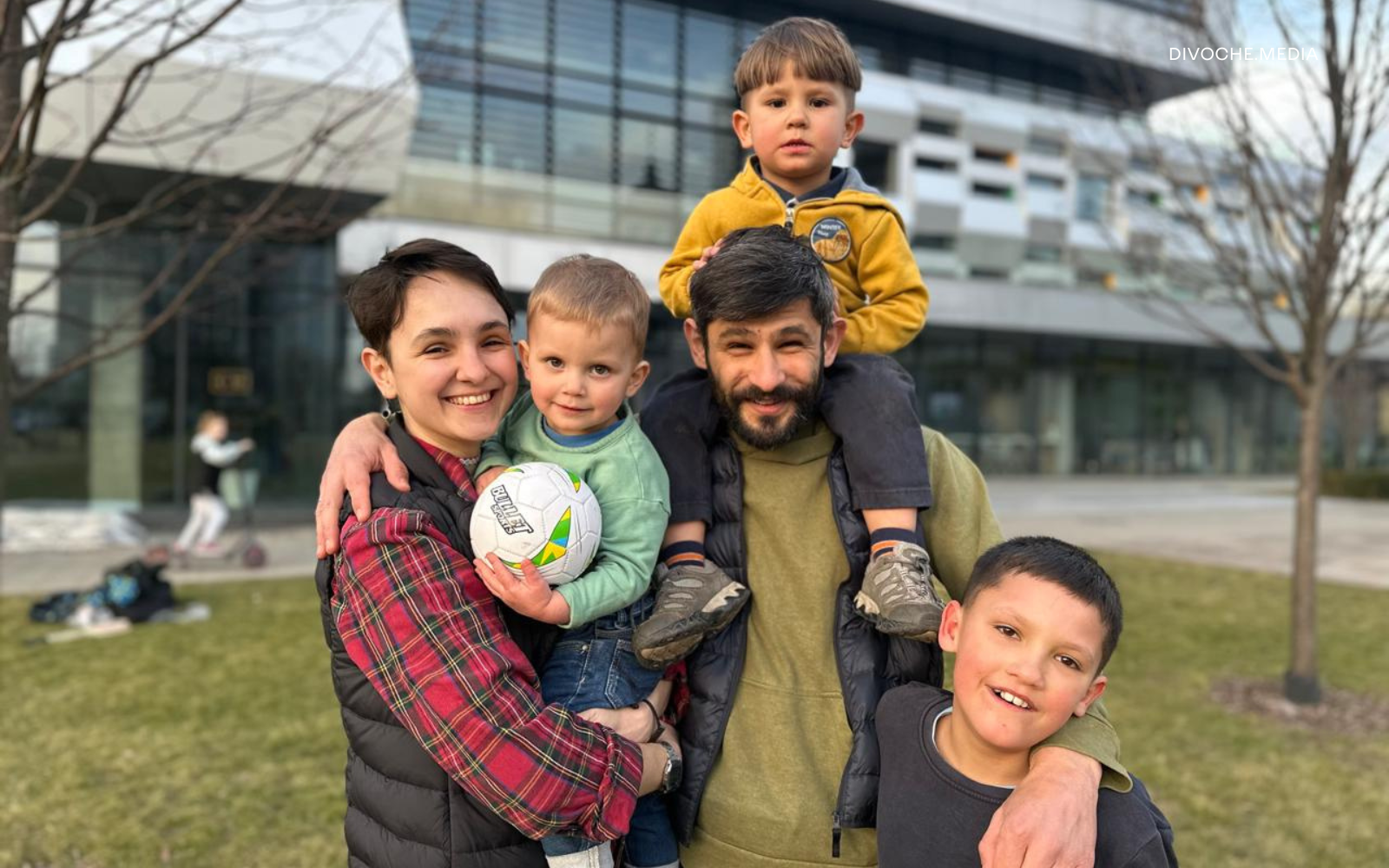 «Це не героїзм, а можливість дати дітям дім»: досвід трьох українських родин щодо усиновлення, патронату й прийомного виховання