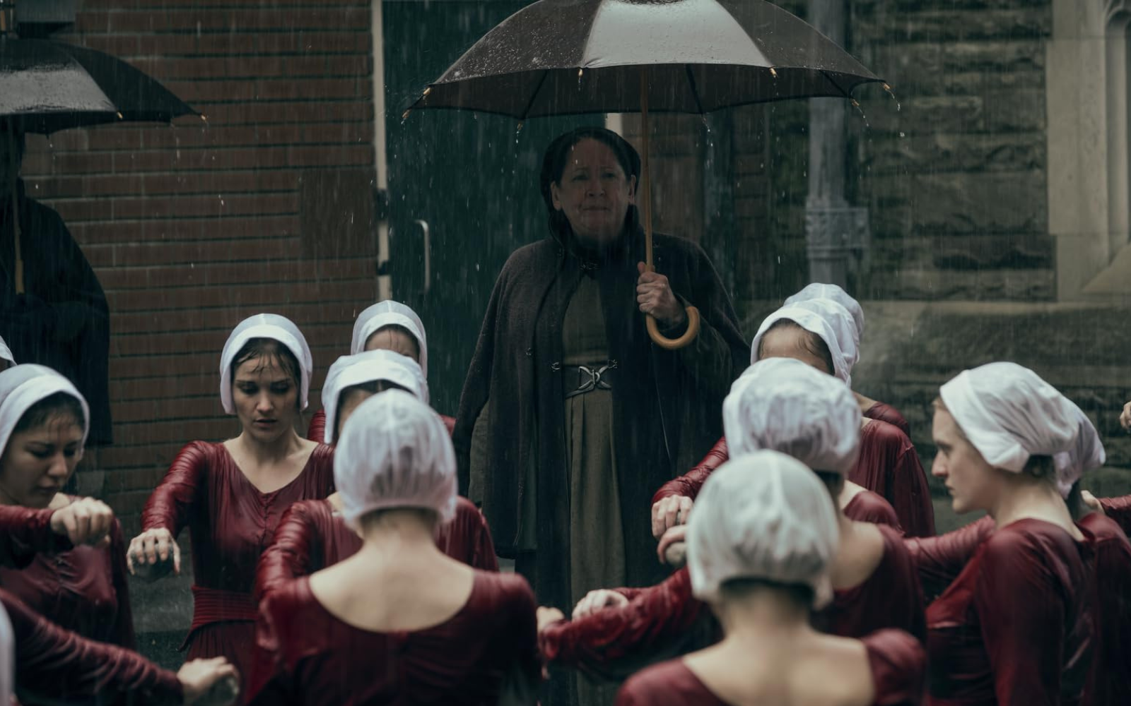 Hulu екранізує роман «Заповіти» Маргарет Етвуд: що відомо про продовження серіалу «Оповідь служниці»