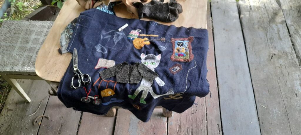 «Війна котиків»: київські мисткині випустили першу ілюстровану вишивками книжку