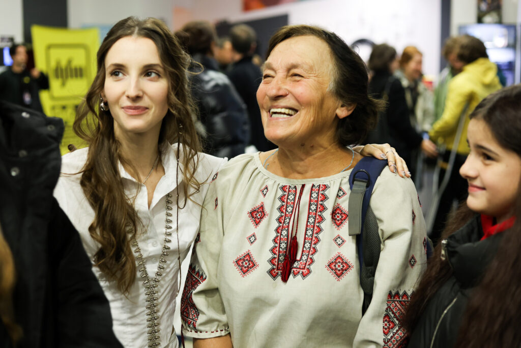 «У реальному житті моя героїня збирає чимало хейту». Інтервʼю з режисеркою фільму «Квіти України» Аделіною Борець