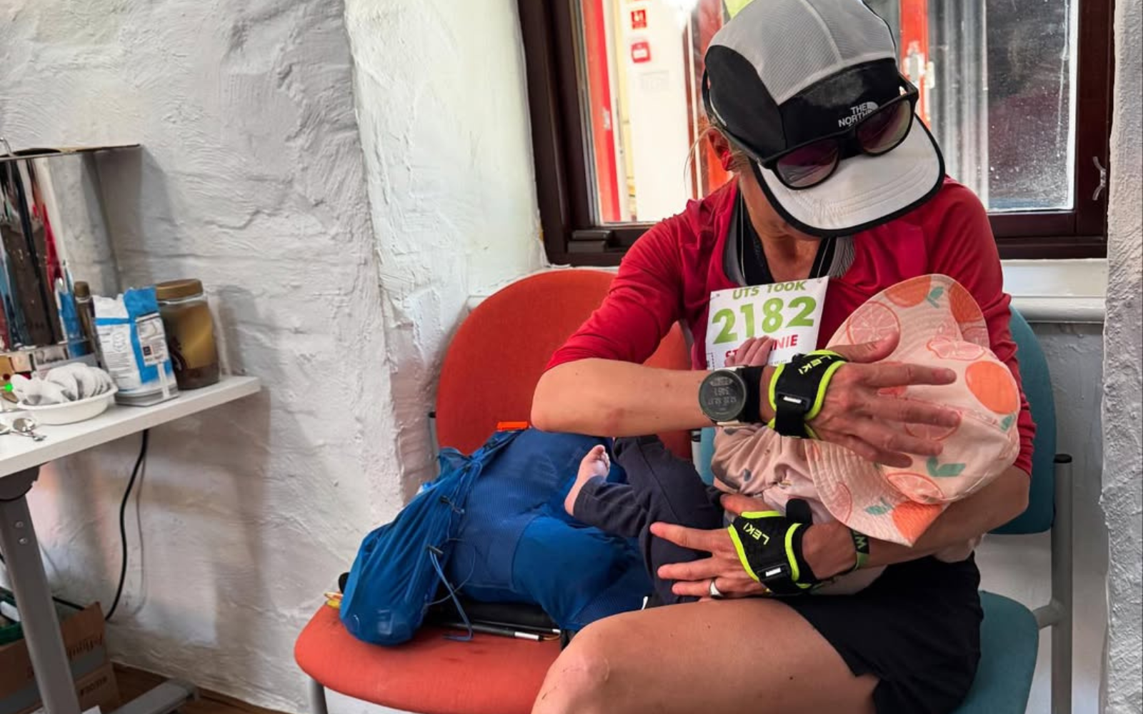 Канадська бігунка виграла 100-кілометровий ультрамарафон, зупиняючись на трасі, щоб погодувати дитину грудьми