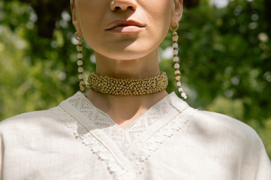 Сила приналежності, впізнавана українськість та актуальна сучасність. Khrystyna Rachytska презентує колекцію «‎Укорінення»