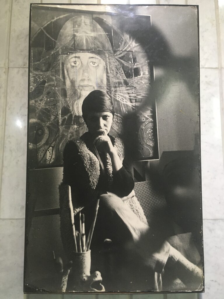 Людмила Мєшкова у «Софійській гончарні» біля портрета каталикоса-патріарха Іллі II