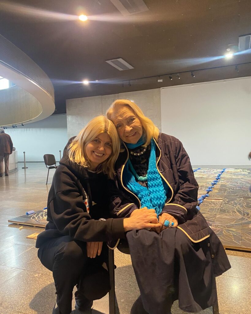 Ольга Вієру та Людмила Мєшкова під час монтажу панно «Майська ніч»