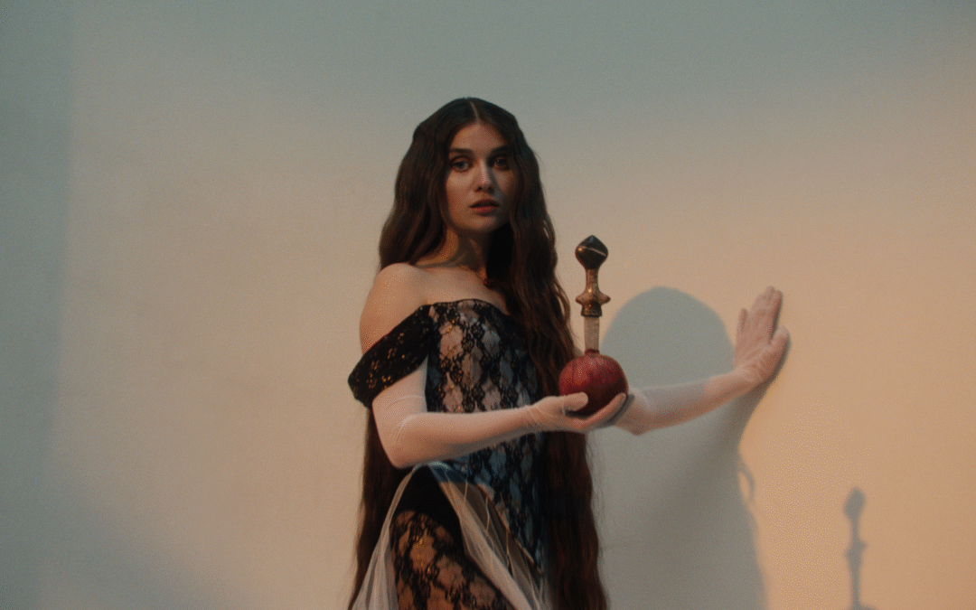 Jerry Heil випустила кліп у жанрі еротичного горору на свою першу пісню англійською мовою LOVE ME HARD