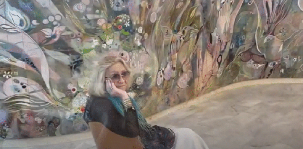 Людмила Мєшкова біля свого панно в штаб-квартирі ЮНЕСКО під час візиту в Париж у 2010-х роках