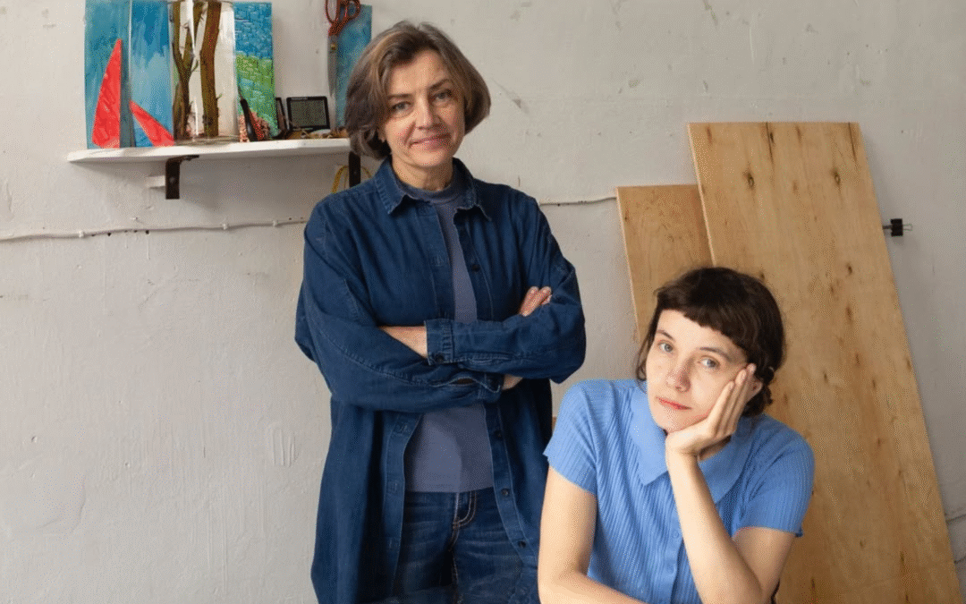 «Зшивати небо». У Києві покажуть роботи художниць Дарії Кузьмич та її мами Світлани Селезньової, що поєднують текстиль і мозаїку