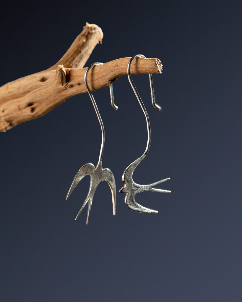 Тінь мальв, журавлів у небі та «Подоляночка». Бренд «Ґроно» та Luuu Tattoo випустили колекцію хустин і прикрас