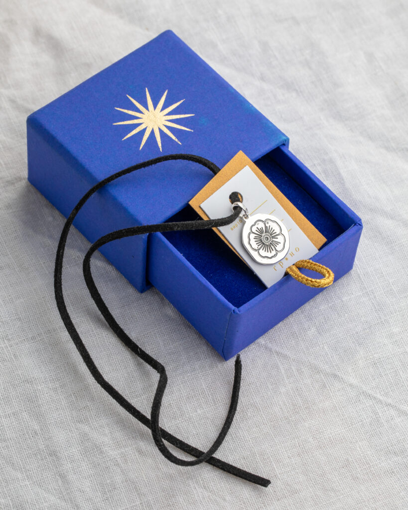 Тінь мальв, журавлів у небі та «Подоляночка». Бренд «Ґроно» та Luuu Tattoo випустили колекцію хустин і прикрас