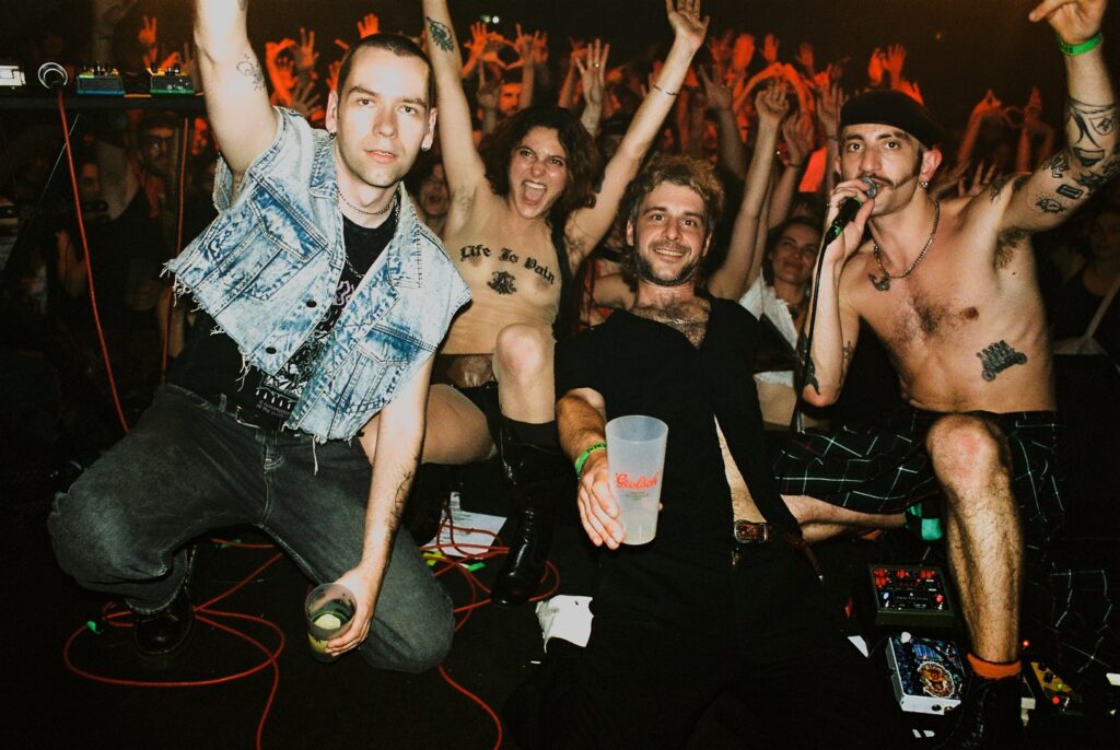 «Проблема не в одязі»: Французька співачка виступила топлес після домагань на фестивалі