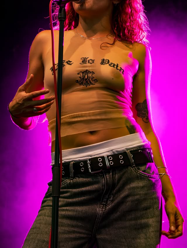 «Проблема не в одязі»: Французька співачка виступила топлес після домагань на фестивалі