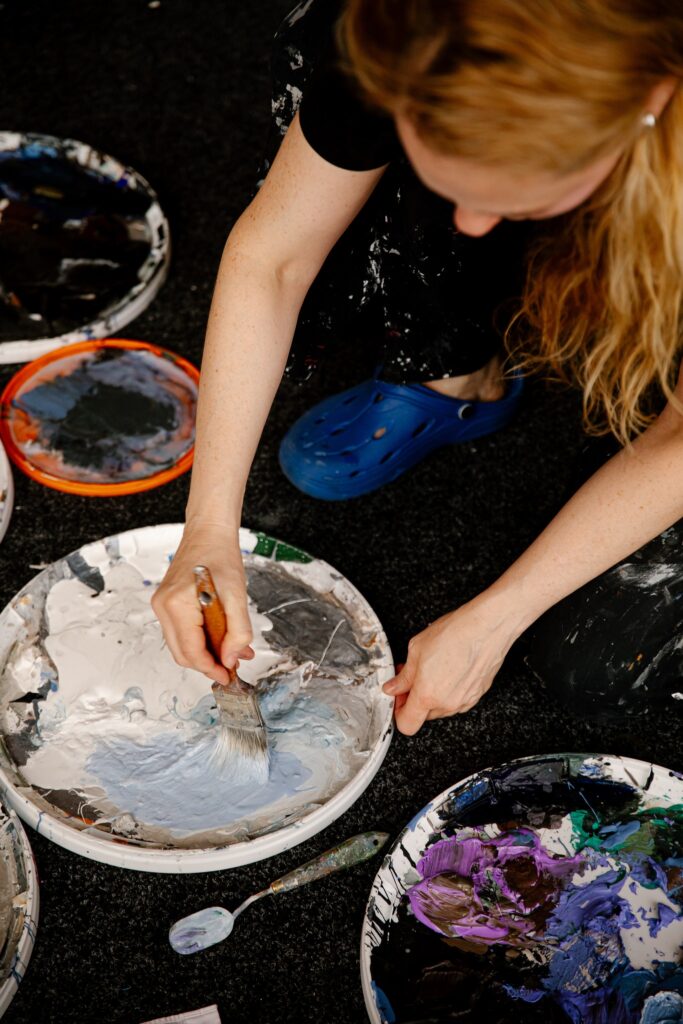 Художниця Леся Хоменко презентує монументальне полотно, створене на Київському залізничному вокзалі