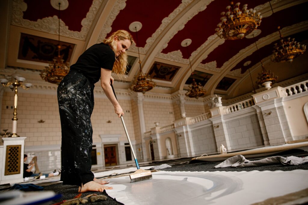 Художниця Леся Хоменко презентує монументальне полотно, створене на Київському залізничному вокзалі