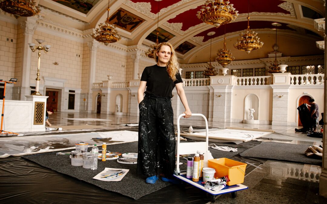 Художниця Леся Хоменко презентує монументальне полотно, створене на Київському залізничному вокзалі