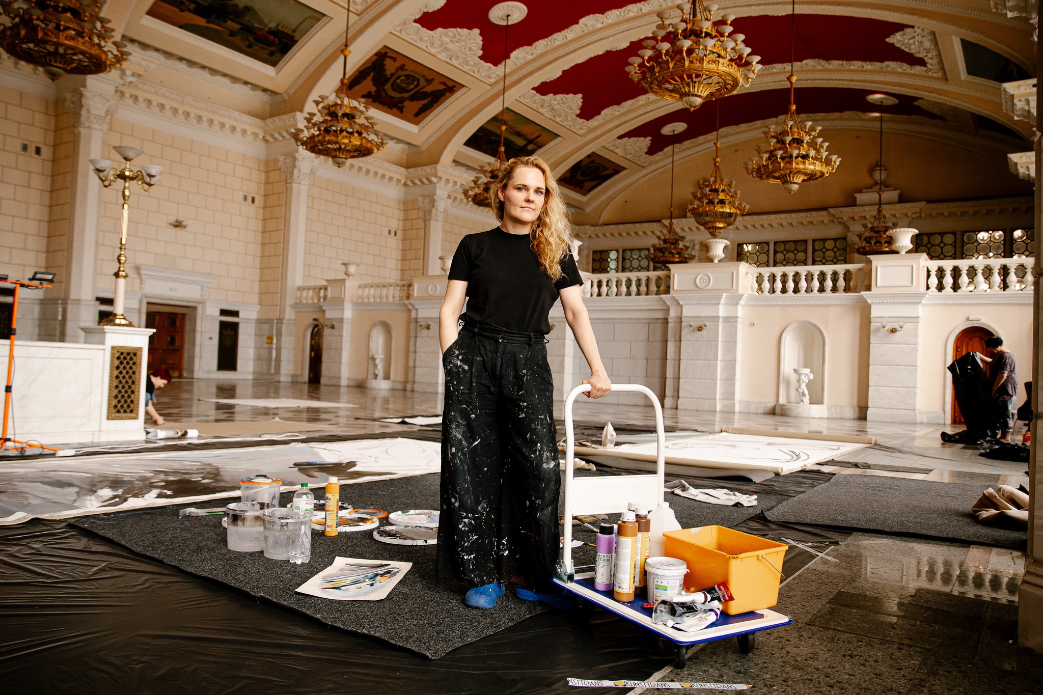 Художниця Леся Хоменко презентує монументальне полотно, створене на Київському залізничному вокзалі