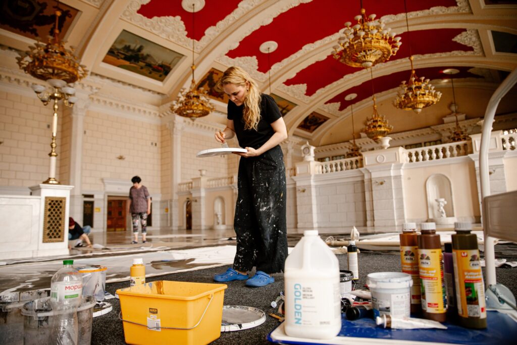 Художниця Леся Хоменко презентує монументальне полотно, створене на Київському залізничному вокзалі