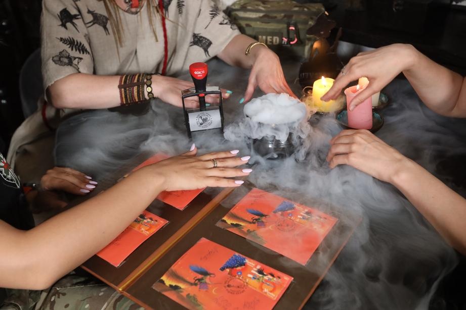 «Буде тобі, враже, так, як відьма скаже»: Укрпошта представила новий набір марок, присвячений українським жінкам