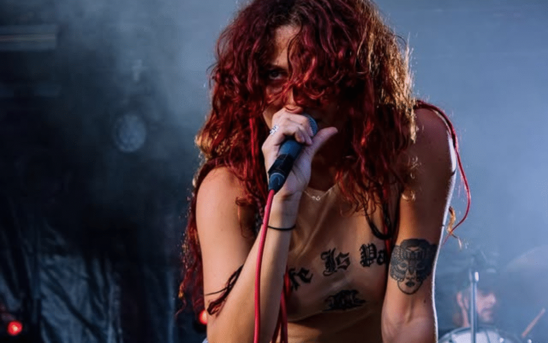 «Проблема не в одязі»: Французька співачка виступила топлес після домагань на фестивалі