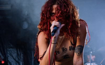 «Проблема не в одязі»: Французька співачка виступила топлес після домагань на фестивалі