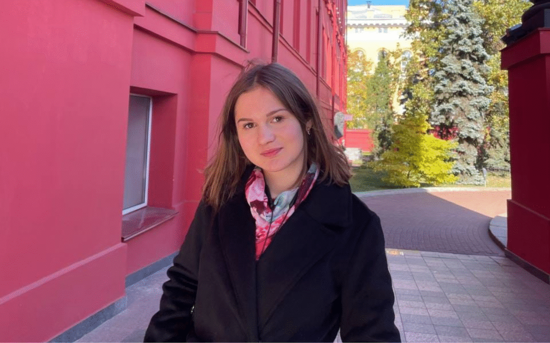 Студентка КНУ публічно виступила проти викладачок-нардепок, які проголосували за законопроєкт про обмеження НАБУ і САП