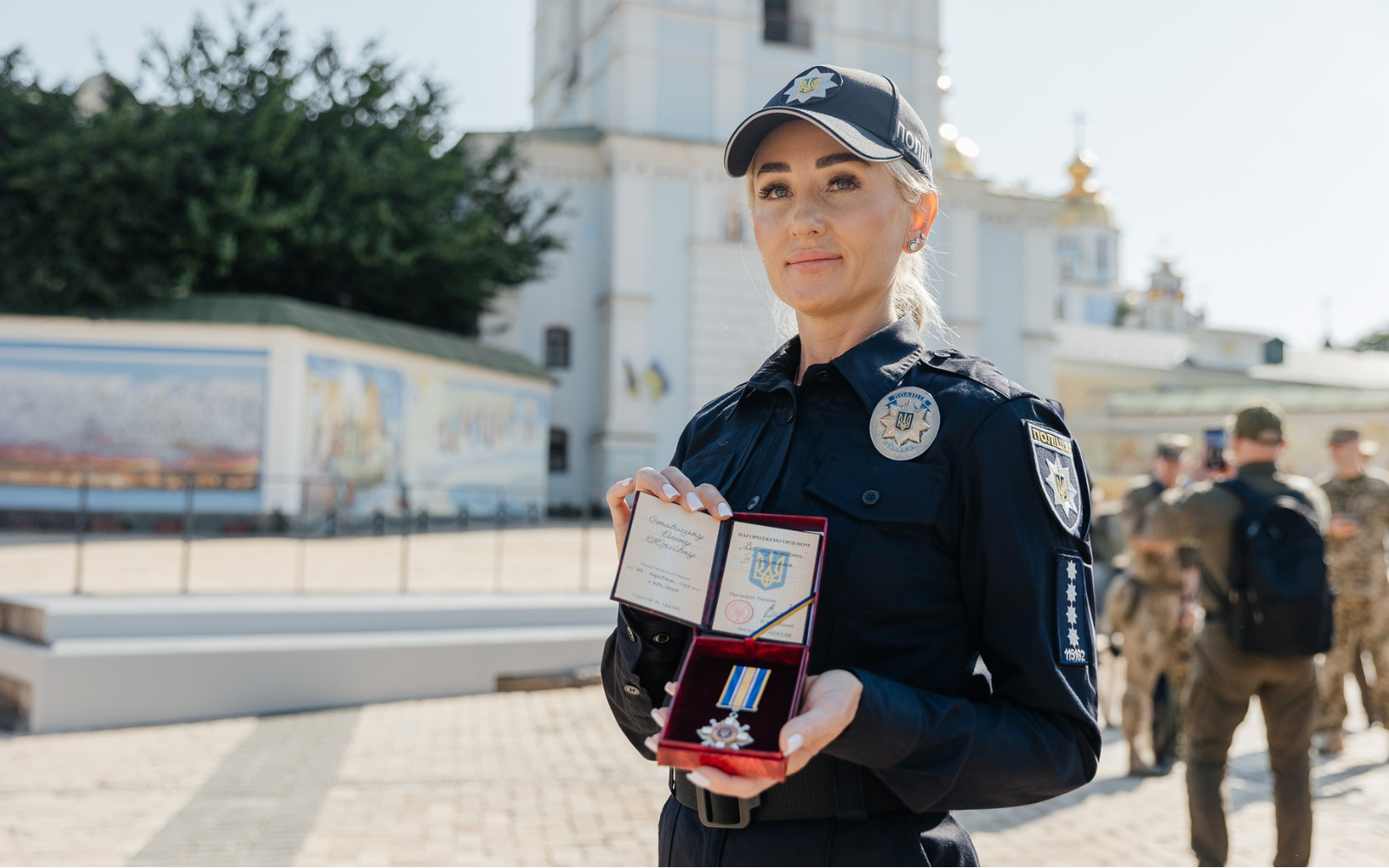 Десятки евакуаційних місій на Сумщині. Поліцейську підрозділу «Білий янгол» Олену Ставицьку нагородили орденом «За мужність»