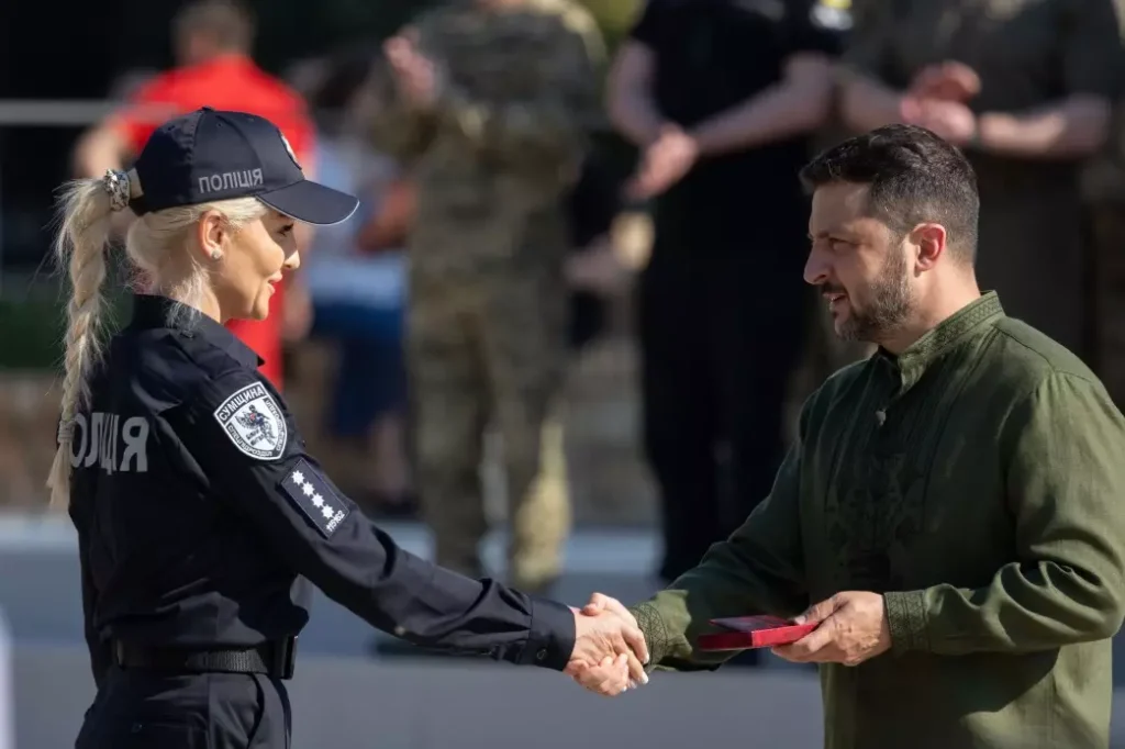 Президент Володимир Зеленський особисто вручив Олені Ставицькій орден За мужність ІІІ ступеня