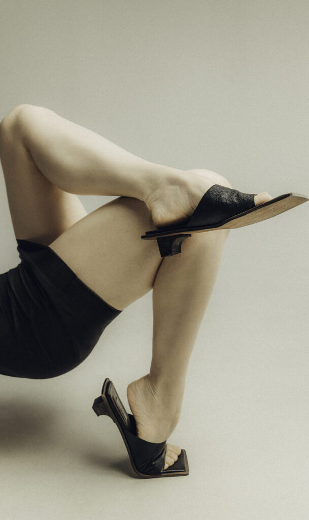 Бренд HVÓYA представив літній дроп взуття Holes and Folds, натхнений паперовим мистецтвом