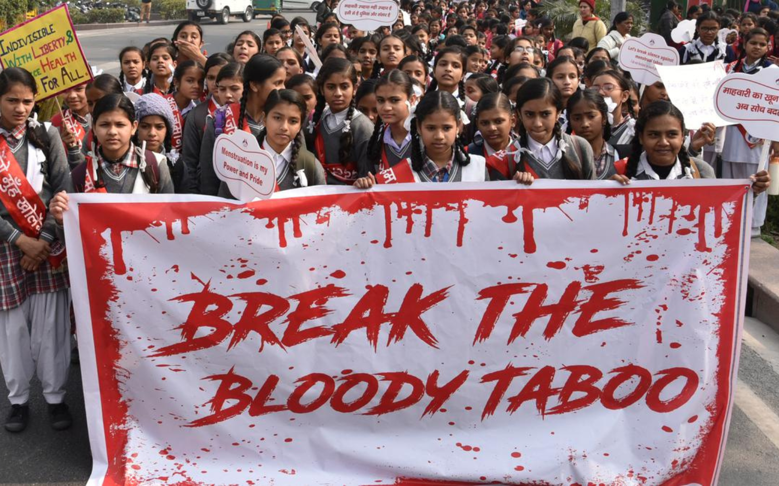 В Індії дівчат у школі змусили роздягнутися для перевірки наявності менструації: директорку й ще одну співробітницю заарештували