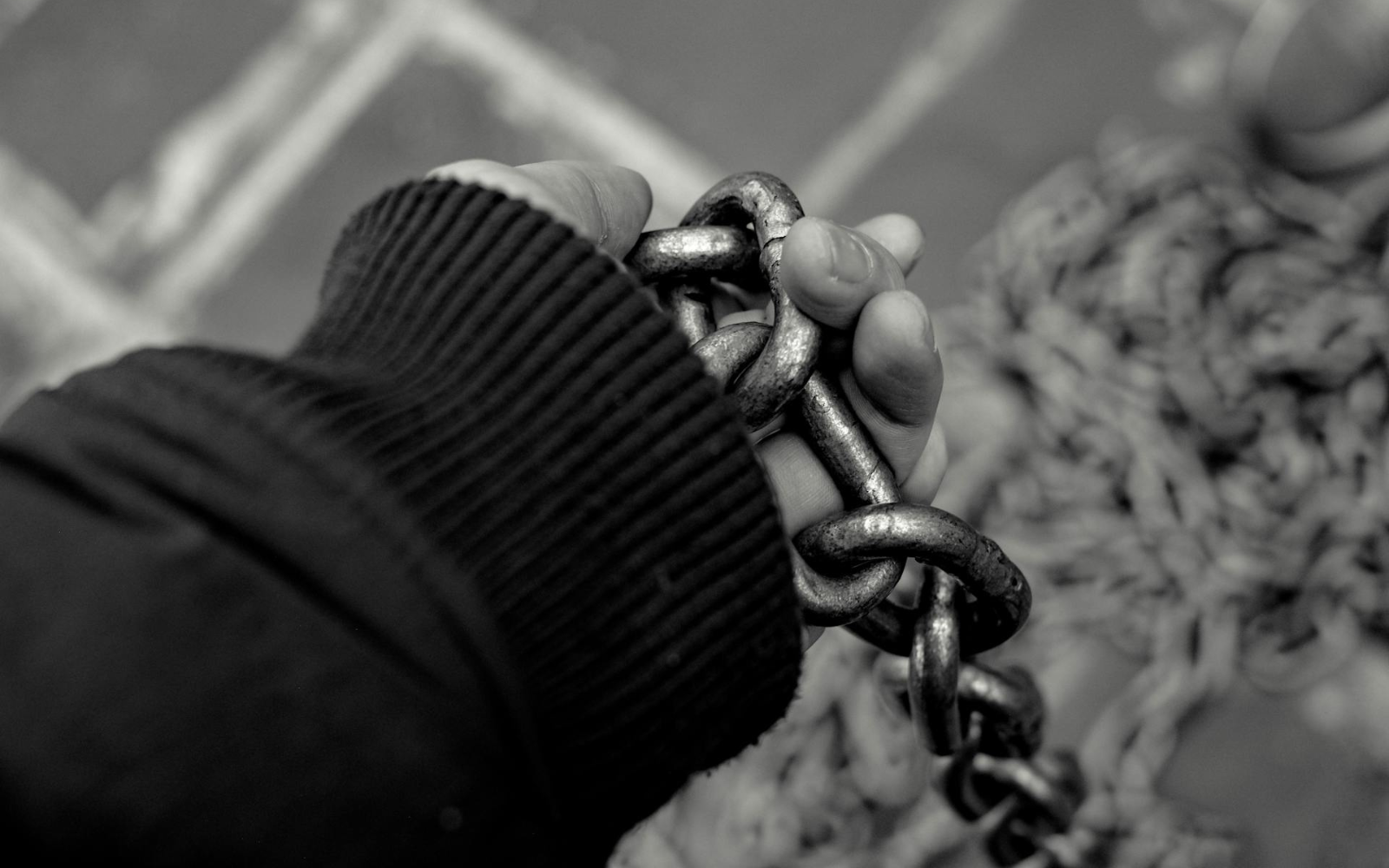 На Закарпатті чоловіка, який побив і десять днів тримав на ланцюзі дружину, засудили до умовного терміну