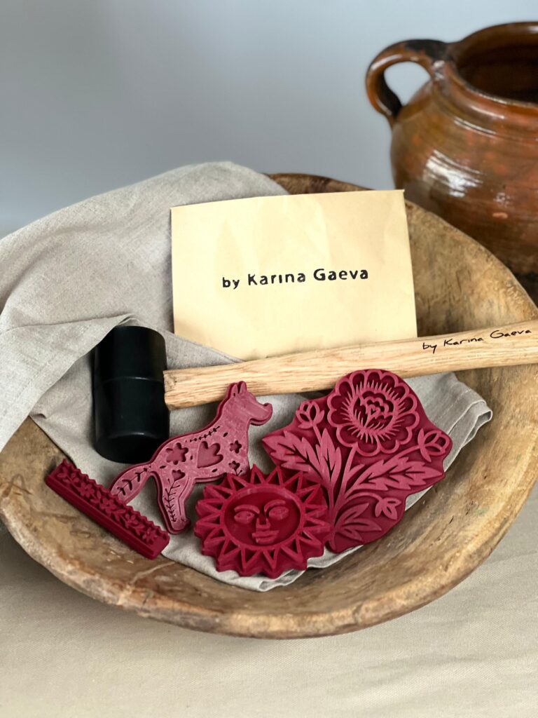 У Києві в День Незалежності України проведуть мистецьку акцію «Знаки ідентичності»: 24 митці з різних країн одночасно створять вибійчані рушники