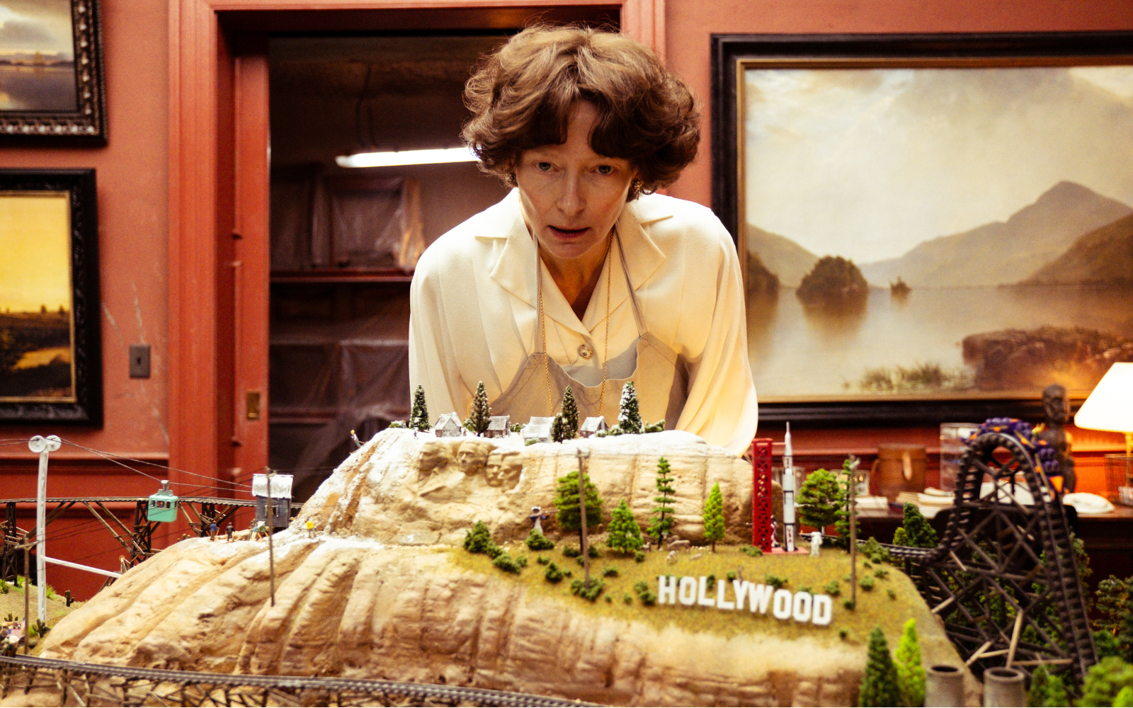 Постапокаліптичний мюзикл про «ідеальну» родину, яка живе в підземному бункері. В кінотеатрах України покажуть фільм «Кінець» із Тільдою Свінтон