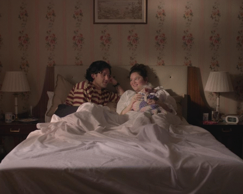 Ліна Данем, авторка серіалу Дівчата повертається з новим проєктом Занадто на Netflix