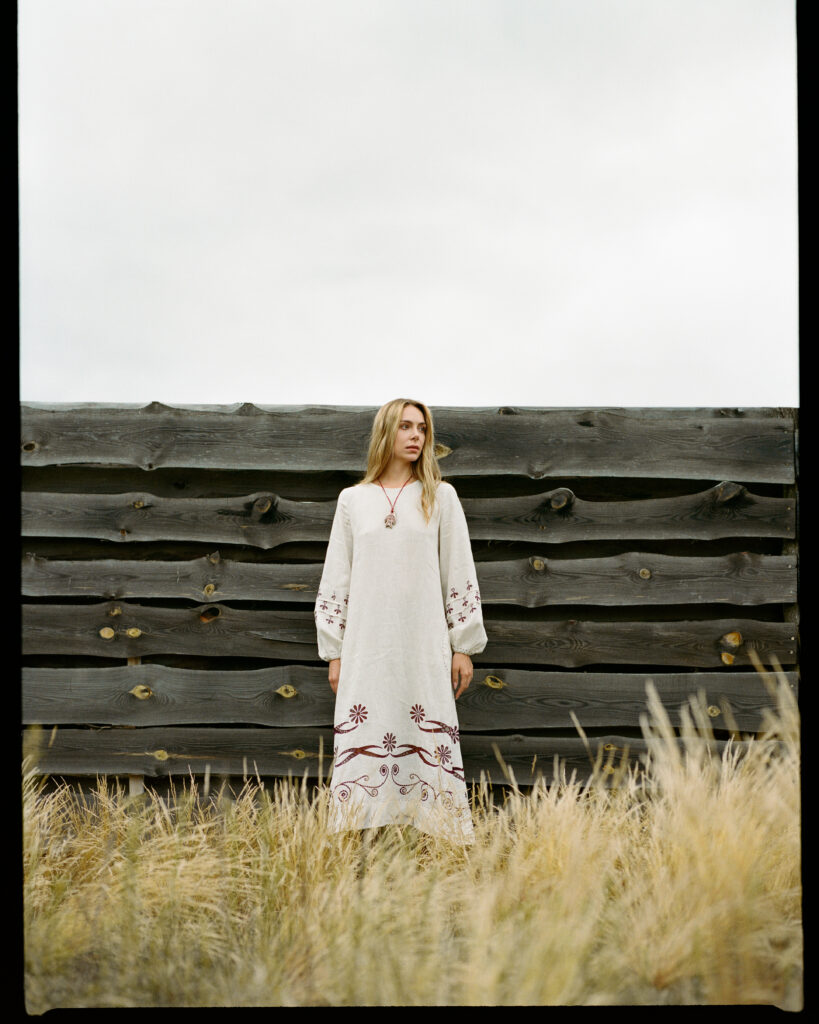 «Прилетіла ластівочка»: EMBR GEM і URURUR створили святкову колекцію вишиванок та аксесуарів до Дня Незалежності