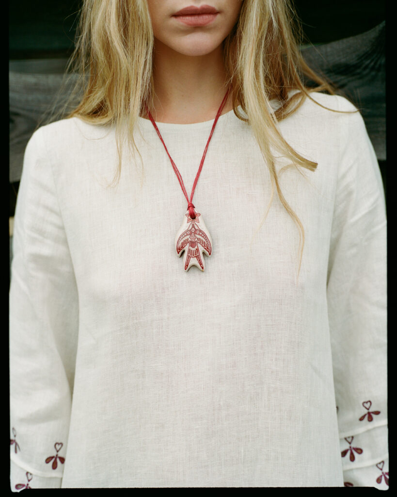 «Прилетіла ластівочка»: EMBR GEM і URURUR створили святкову колекцію вишиванок та аксесуарів до Дня Незалежності