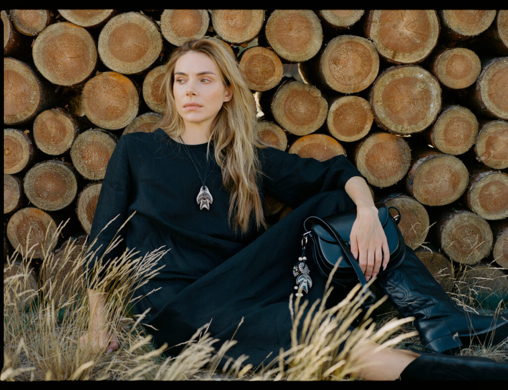 «Прилетіла ластівочка»: EMBR GEM і URURUR створили святкову колекцію вишиванок та аксесуарів до Дня Незалежності