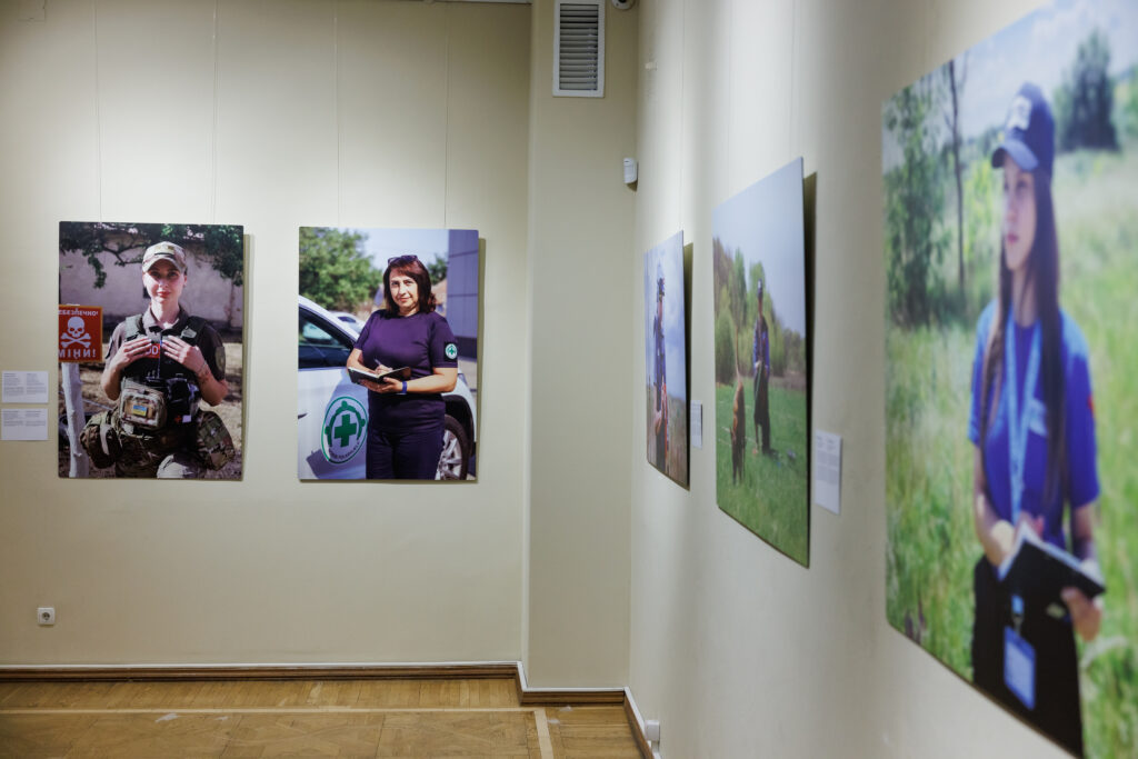 «Жінки у розмінуванні». У Києві відкрили фотовиставку, присвячену українкам, які працюють у сфері протимінної діяльності