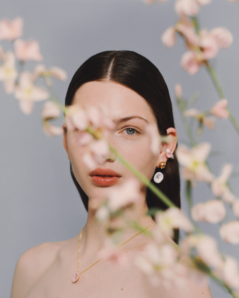 Оберіг, втілення пам’яті та любові до рідної землі. GUNIA до Дня Незалежності випустив колекцію прикрас із мальвами