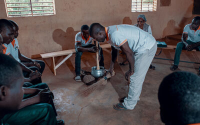 У Сенегалі відкрили «школи для чоловіків»: вчать поважати права жінок та допомагати їм вдома
