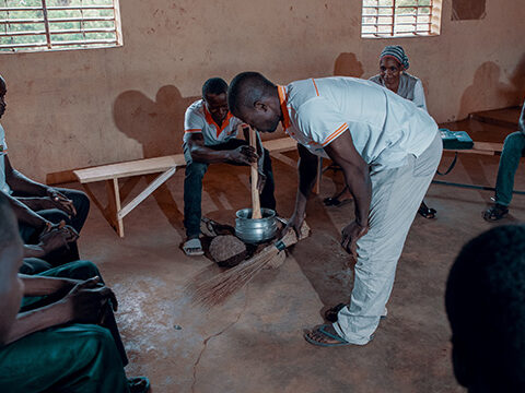 У Сенегалі відкрили школи для чоловіків, де вчать поважати права жінок та допомагати їм вдома