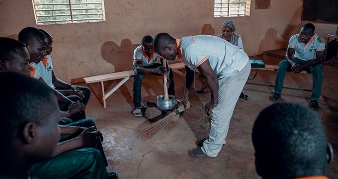 У Сенегалі відкрили школи для чоловіків, де вчать поважати права жінок та допомагати їм вдома