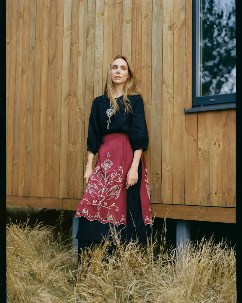 «Прилетіла ластівочка»: EMBR GEM і URURUR створили святкову колекцію вишиванок та аксесуарів до Дня Незалежності