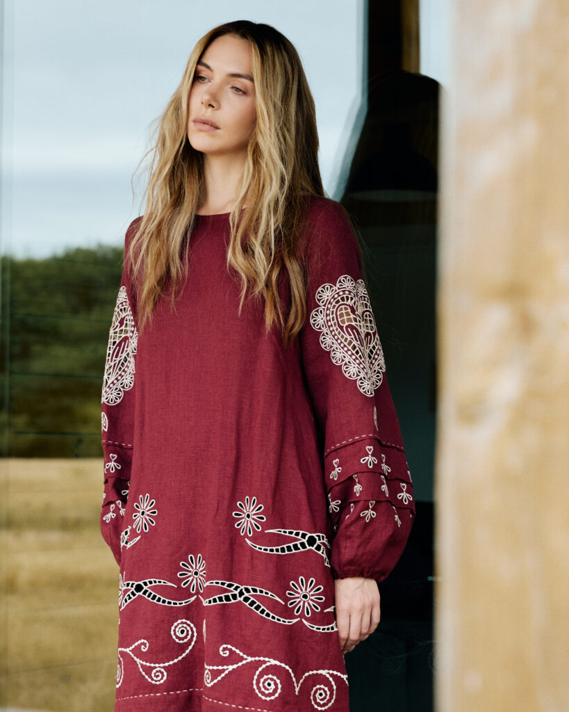 «Прилетіла ластівочка»: EMBR GEM і URURUR створили святкову колекцію вишиванок та аксесуарів до Дня Незалежності