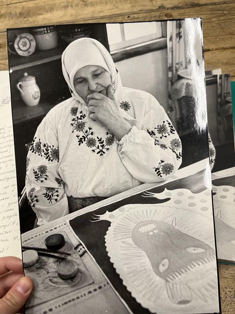 У видавництві «Віхола» стартував передпродаж книжки Оксани Семенік «Марія Примаченко. Без міфів»