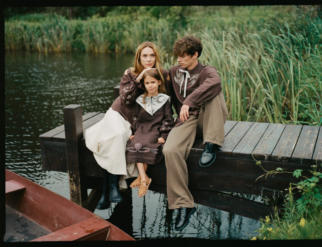 «Прилетіла ластівочка»: EMBR GEM і URURUR створили святкову колекцію вишиванок та аксесуарів до Дня Незалежності