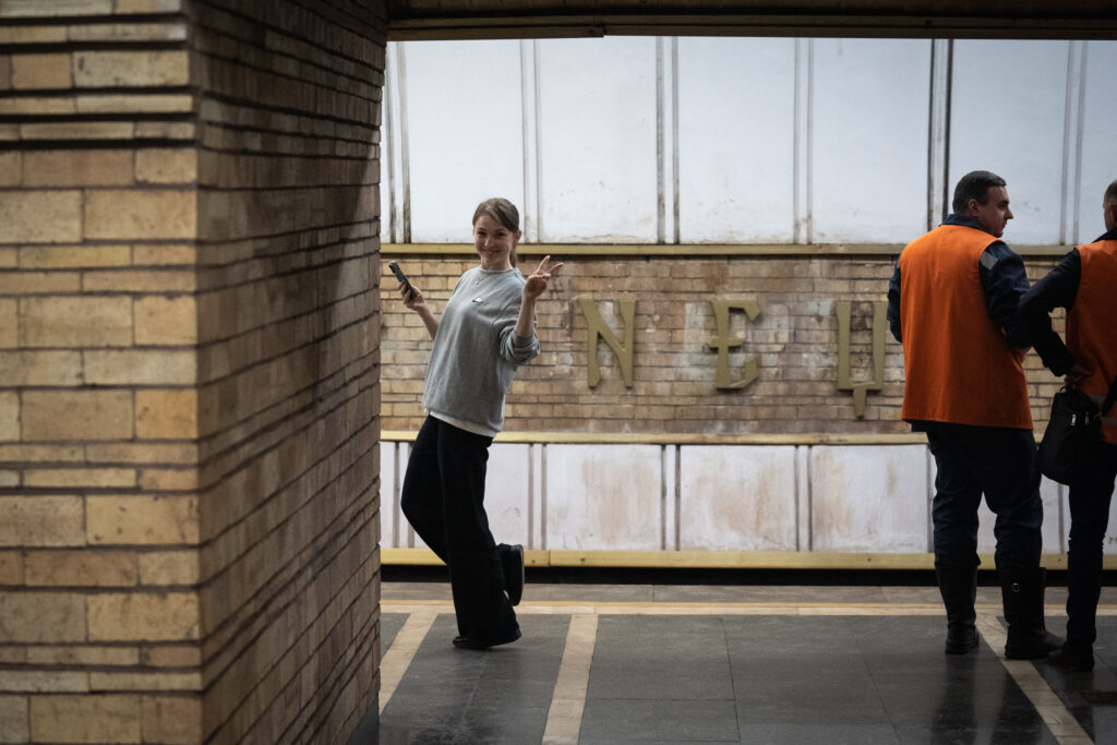 «Це тисячі тонн металу, але тільки люди запускають його в рух». Інтерв’ю з комунікаційницею Київського метрополітену Оксаною Никифорук