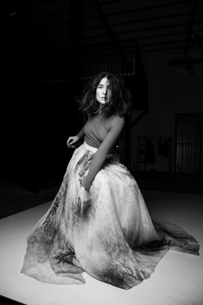 Архівні кадри Києва 60-х ожили у музиці. Мар’яна Головко зняла кліп до переосмисленої композиції «З якої ти пісні?»